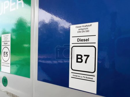 Foto de Karlsruhe, Alemania - 12 / 07 / 2023: Primer plano de la señalización B7 Diesel con texto este gas está de acuerdo con la norma DIN EN 590 y contiene el 7 por ciento de biodiesel - Imagen libre de derechos