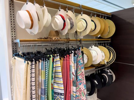 Foto de Hermosos sombreros femeninos masculinos para la venta junto con bufandas de seda con patrones regulares - Moda italiana - Imagen libre de derechos