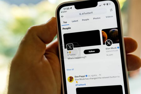 Foto de Hamburgo, Alemania - 24-jul-2023: La nueva aplicación de Twitter X en un teléfono inteligente Apple Computers iPhone con la sugerencia de seguir la aplicación X y Elon Musk - Imagen libre de derechos