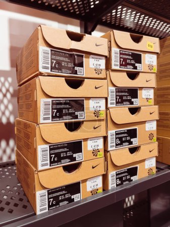 Téléchargez les photos : Roppenheim, France - Juillet 11, 2023 : Pile de chaussures pour tout-petits Nike Air Max dans le magasin d'épeautre avec le prix de 47,99 et la taille 7C - en image libre de droit