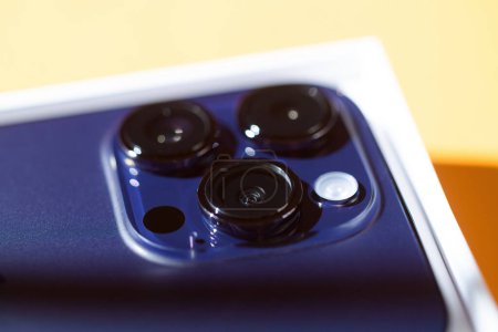 Foto de Londres, Reino Unido - 23-sep-2022: nuevo Apple iPhone Pro, mostrando su avanzado sistema de cámaras de triple lente en un primer plano durante el unboxing - Imagen libre de derechos
