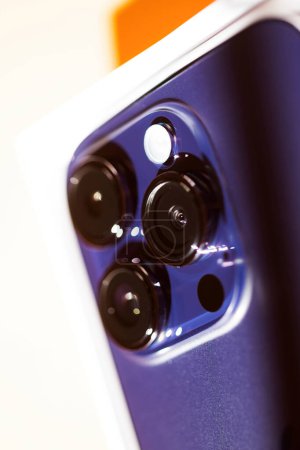 Foto de Londres, Reino Unido - 23-sep-2022: un primer plano muestra las características más vanguardistas del nuevo Apple iPhone Pro, destacado por su avanzado sistema de cámara triple objetivo - Imagen libre de derechos