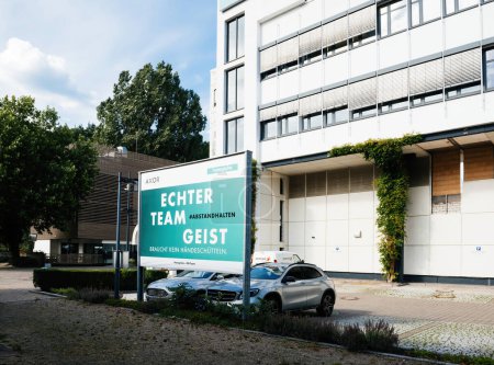 Foto de Schiltach, Alemania - 14-jul-2022: Motivación de la junta de OOH en idioma alemán cerca de la sede de Hansgrohe - Imagen libre de derechos