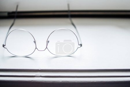 Foto de Primer plano de las gafas blancas en el interior, sin gente. Un solo objeto enfatiza el cuidado de la visión. - Imagen libre de derechos