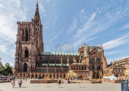 Foto de Estrasburgo, Francia - 7 de julio de 2023: Arquitectura y espiritualidad se mezclan para crear la icónica catedral de Notre-Dame de Estrasburgo, un hito histórico que atrae a los turistas. - Imagen libre de derechos