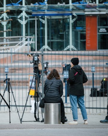 Téléchargez les photos : Strasbourg, France - 29 mars 2023 : Vue arrière des journalistes qui attendent devant la Cour européenne des droits de l'homme après un événement majeur à la Grande Chambre - en image libre de droit
