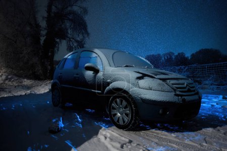 Téléchargez les photos : Strasbourg, France - 18 déc. 2022 : une voiture citroën recouverte de neige lors d'une tempête la nuit flash photograhy utilisé - en image libre de droit