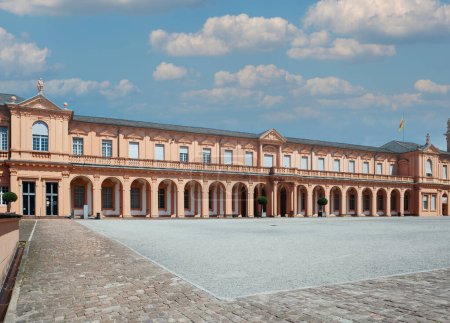 Téléchargez les photos : De beaux nuages au-dessus d'un palais historique allemand, le Schloss Rastatt, situé sur la place principale, témoigne de la grandeur architecturale et de la richesse de l'histoire dans un ciel dégagé. - en image libre de droit
