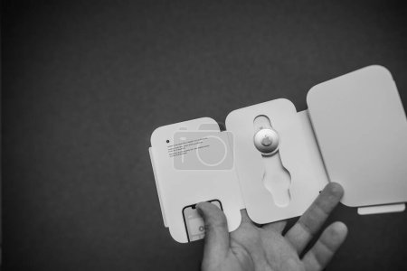 Foto de París, Francia - 12 de julio de 2023: POV abre 4 paquetes de Apple Computers AirTag, destacando el extraordinario dispositivo de rastreo de Apple que ayuda a encontrar artículos perdidos. - Imagen libre de derechos