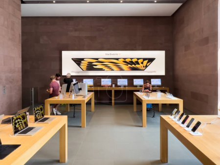 Foto de Estrasburgo, Francia - 10 de julio de 2023: En el Apple Store, una exposición destacada destaca la última computadora portátil MacBook Air en una nueva campaña publicitaria, con clientes dedicados a comprar - Imagen libre de derechos