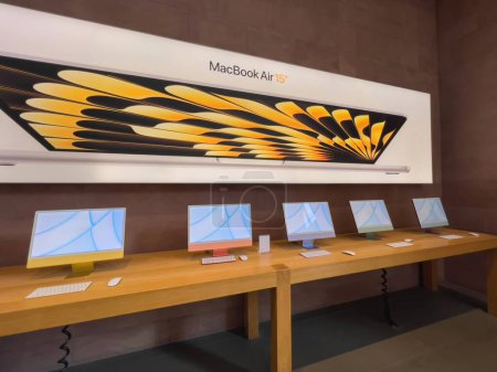 Téléchargez les photos : Strasbourg, France - 10 juil. 2023 : A l'intérieur de l'Apple Computers store, un grand intérieur arbore une bannière bien en vue présentant l'impressionnant ordinateur portable Macbook Air 15 pouces. - en image libre de droit
