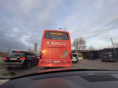 Téléchargez les photos : Kehl, Allemagne - 18 février 2023 : perspective arrière du bus-coach BlaCar rouge, sur le point d'embarquer pour Munich. - en image libre de droit