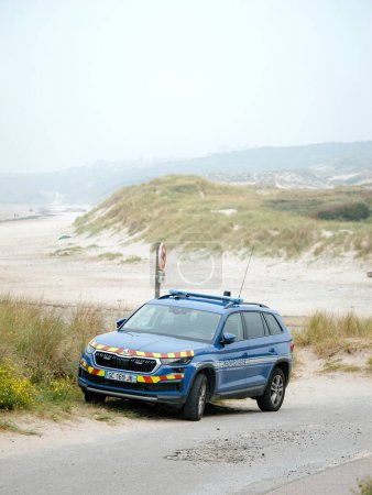 Foto de Neufchatel-Hardelot, Francia - 18 de agosto de 2023: un coche de policía Skoda azul, perteneciente a la Gendarmería Francesa, realiza una vigilancia vigilante de las dunas, abordando las preocupaciones sobre la migración ilegal a - Imagen libre de derechos