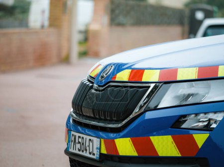 Foto de Neufchatel-Hardelot, Francia - 18 de agosto de 2023: El escrutinio detallado de un coche de la Gendarmería de la policía de Skoda revela su tecnología avanzada y su impecable artesanía - Imagen libre de derechos