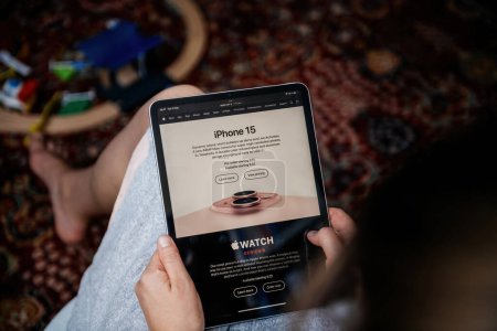 Foto de Londres, Reino Unido - 13 de septiembre de 2023: una mujer curiosa explora el nuevo sitio web de Apple Computers, centrándose en las páginas dedicadas al iPhone 15 y Watch Ultra - Imagen libre de derechos