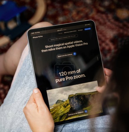 Téléchargez les photos : Londres, Royaume-Uni - 13 sept. 2023 : Le jour du lancement du nouvel iPhone 15 Pro, une femme lit un message sur le site Apple Computers avec le zoom Pro pur 120mm - en image libre de droit
