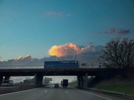 Téléchargez les photos : Allemagne - 23 février 2023 : Vue depuis l'autoroute d'un camion rapide avec la signalisation Krone Fleet sur la remorque bleue. - en image libre de droit