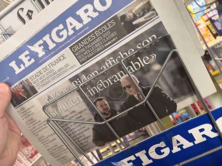 Téléchargez les photos : Paris, France - 21 février 2023 : La une du Figaro présente le président Zelensky et Biden sur l'Ukraine - en image libre de droit