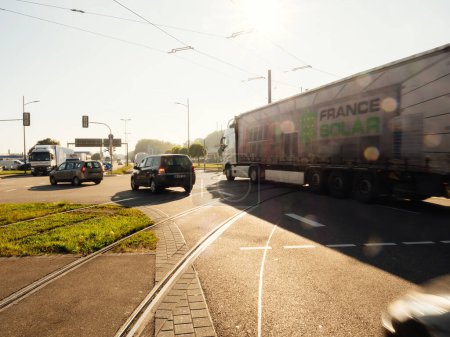 Foto de Kehl, Alemania - 24-sep-2021: En las primeras horas de la mañana, una concurrida intersección en Alemania ve una ráfaga de actividad con automóviles y camiones. - Imagen libre de derechos