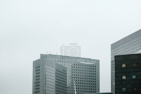 Foto de París, Francia - 3 de diciembre de 2014: Rascacielos con el logotipo de la sede de GDF SUEZ en el distrito financiero de París La Defense a primera hora de la mañana - Imagen libre de derechos