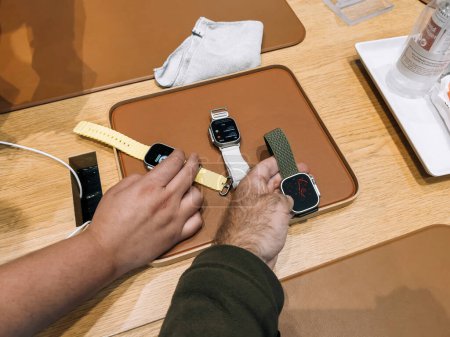 Foto de París, Francia - 23 de septiembre de 2022: "Múltiples manos alcanzando la unidad de demostración del reloj inteligente Watch Ultra en el Apple Store el día del lanzamiento - Imagen libre de derechos