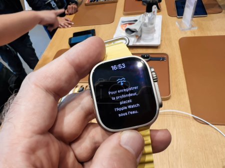 Foto de París, Francia - 23-sep-2022: Probando la aplicación de buceo: Un hombre explora el nuevo Apple Watch Ultra de titanio en su primer día de venta en el Apple Store, diseñado para actividades extremas - Imagen libre de derechos