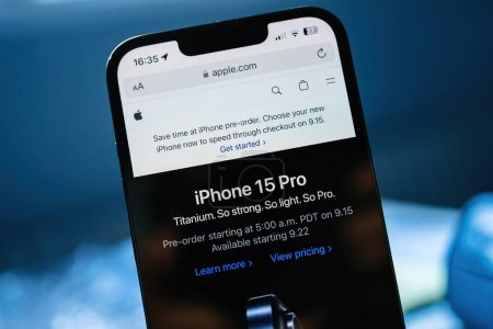 Foto de Londres, Reino Unido - Sep 14, 2023: Apple.com presenta el encabezado Save Time for Pre-order, subrayando los materiales de vanguardia de iPhone 15 PROs, mejoras en la cámara y una mejor velocidad: fondo de color azul - Imagen libre de derechos