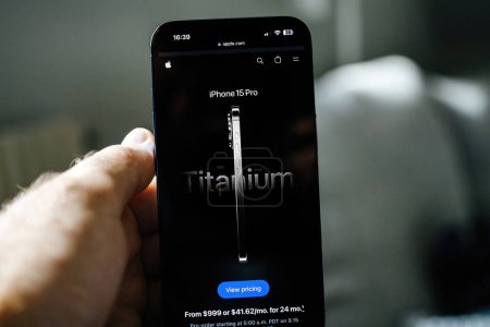 Foto de Londres, Reino Unido - Sep 14, 2023: Apple.coms intro page features Titanium and View Pricing, enfatizando los materiales avanzados de iPhone 15 PROs, las capacidades mejoradas de la cámara y el rendimiento superior. - Imagen libre de derechos