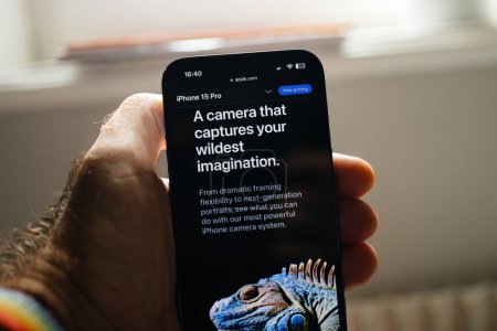 Foto de Londres, Reino Unido - 14 de septiembre de 2023: mensaje Una cámara que captura la imaginación más salvaje, Apple.com enfatiza los materiales de última generación de iPhone 15 PROs, las actualizaciones de cámaras y la velocidad optimizada. - Imagen libre de derechos