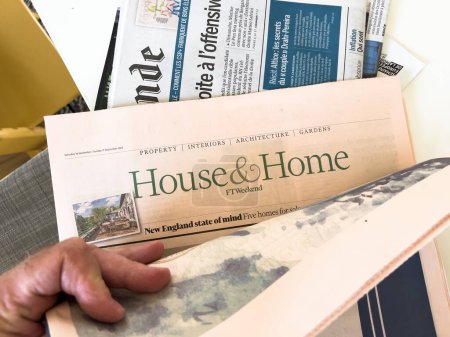 Foto de París, Francia - Sep 18, 2023: Un hombre lee el Financial Times y su suplemento House and Home, señalando una sesión de fin de semana enfocada tanto en noticias financieras como en temas de estilo de vida - Imagen libre de derechos