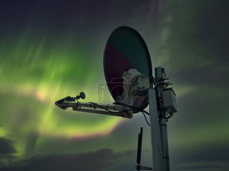 Eine Rückansicht einer grün lackierten Satellitenschüssel auf einem Militärgelände vor blauem Himmel, die ihre Rolle bei der vertraulichen Kommunikation und Überwachung nahelegt