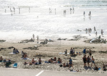 Téléchargez les photos : Hrdelot, France - 22 août 2023 : Vue surélevée de la plage de Hardelot animée par des centaines de personnes profitant d'une journée ensoleillée, résumant une atmosphère animée de détente et d'activités. - en image libre de droit