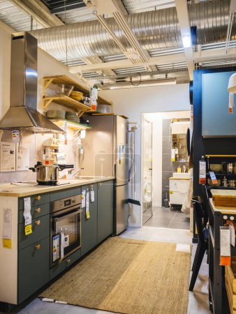 Téléchargez les photos : Paris, France - 31 août 2023 : intérieur du magasin de meubles IKEA, découvrez la synergie du style et de la fonction dans un présentoir moderne de cuisine verte - en image libre de droit
