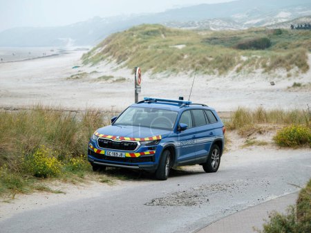 Téléchargez les photos : Neufchatel-Hardelot, France - 18 août 2023 : Un SUV Skoda de la Gendarmerie bleue est stationné près des dunes à Hardelot, France - en image libre de droit