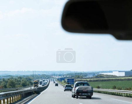 Téléchargez les photos : France - 17 août 2023 : Une autoroute française animée affiche des panneaux indiquant l'approche de la route à péage Peage de Jules Verne, située à 1000 mètres d'avance - en image libre de droit