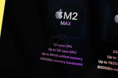 Téléchargez les photos : Paris, France - 6 juin 2023 : La page Web Apple Computers détaille les spécifications du processeur M2 Max, doté d'un processeur 12 cœurs, d'un processeur GPU 38 cœurs, d'une mémoire unifiée de 96 Go et d'une bande passante de 400 Go / s - en image libre de droit