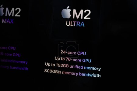 Foto de París, Francia - 6 de junio de 2023: La página web de Apple Computers detalla ampliamente la CPU M2 Ultra, que cuenta con un procesador de 24 núcleos, GPU de 76 núcleos, memoria unificada de 192GB y ancho de banda de 4800GBs - Imagen libre de derechos