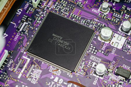 Téléchargez les photos : Tokyo, Japon - 29 mars 2023 : Un gros plan macro capture le circuit intégré Sony CXD9635R dans un lecteur SACD, doté d'un processeur de signal numérique DSP et d'un IA intégré séparé - en image libre de droit