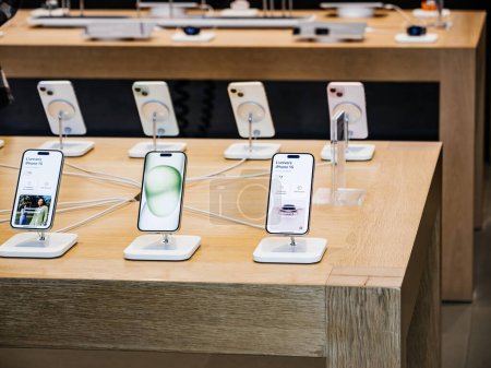 Foto de París, Francia - 22-sep-2023: Un vistazo a nivel de calle a una Apple Store revela una pantalla bien organizada con los últimos smartphones iPhone 15 de la compañía. - Imagen libre de derechos