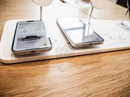 Téléchargez les photos : Paris, France - 22 sept. 2023 : et 15 pro max - Les modèles iPhone 15 et 15 Pro inaugurent une nouvelle ère en intégrant le très attendu port de charge et de données USB-C. - en image libre de droit