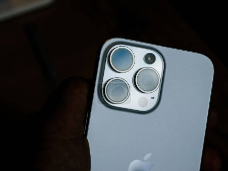 Foto de París, Francia - 22-sep-2023: la última mano masculina del iPhone 15 Pro Max cuenta con una configuración de cámara de triple lente con zoom óptico 5x, que personifica la fotografía móvil de nivel profesional. - Imagen libre de derechos