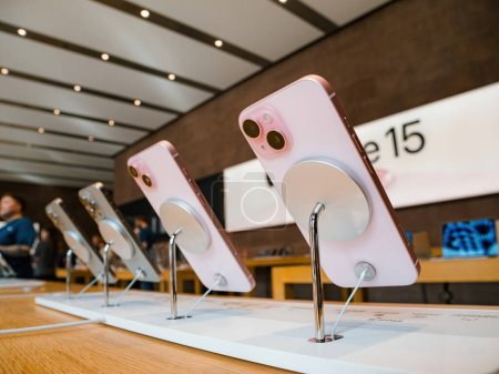Téléchargez les photos : Paris, France - 22 sept. 2023 : L'iPhone 15 rose fait ses débuts le jour du lancement, dans le contexte d'un Apple Store énergique rempli de clients impatients et d'une ambiance de magasin animée - en image libre de droit