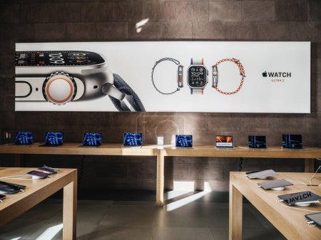 Foto de París, Francia - 22-sep-2023: la cartelera publicitaria dentro del Apple Store destaca el nuevo Apple Watch Ultra 2, el último de la línea de relojes de titanio resistentes y de calidad profesional. - Imagen libre de derechos