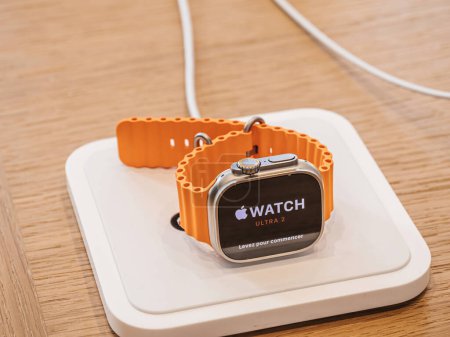 Téléchargez les photos : Paris, France - 22 sept. 2023 : l'objet héros de la nouvelle Apple Watch Ultra 2 est bien en évidence sur l'écran, se chargeant au sein de l'Apple Store le jour de son lancement très attendu. - en image libre de droit