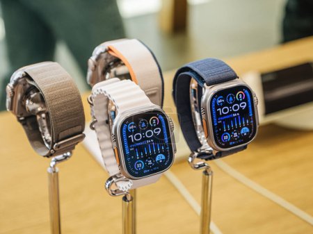 Foto de París, Francia - 22-sep-2023: Los últimos relojes inteligentes Apple Watch Ultra 2 se muestran elegantemente en pilares de acero inoxidable dentro del Apple Store, creando una presentación impactante - Imagen libre de derechos