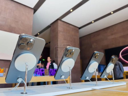 Foto de París, Francia - 22-sep-2023: Los clientes del Apple Store son recibidos por una impresionante fila de teléfonos inteligentes Titanium Apple iPhone 15 Pro el día de su lanzamiento. - Imagen libre de derechos