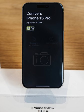 Foto de París, Francia - 22-sep-2023: El iPhone 15 Pro insignia más nuevo de Apple, hecho de titanio, está disponible a partir de 1229 euros y cuenta con tecnologías de vanguardia de CPU y GPU - Imagen libre de derechos