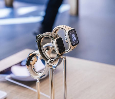 Foto de París, Francia - 22-sep-2023: El Apple Watch 9 y Ultra 2 se ven desde una perspectiva lateral, cargando dentro de una Apple Store, lo que significa su entrada en el mercado el día del lanzamiento - Imagen libre de derechos