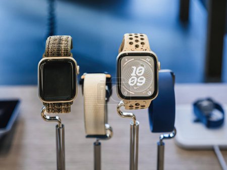 Foto de París, Francia - 22 de septiembre de 2023: Los objetos heroicos de las nuevas ofertas de Apple, el Apple Watch 9 y Ultra 2, muestran la actualización de chips más significativa en años, una pantalla que eclipsa su - Imagen libre de derechos