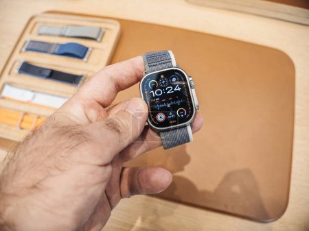 Foto de París, Francia - 22-sep-2023: En su día de lanzamiento en todo el mundo, se ve una mano de hombre sosteniendo el nuevo reloj inteligente profesional, Apple Watch Ultra 2, de Apple Computers - Imagen libre de derechos